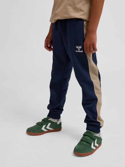 hmlESSEN PANTS, BLACK IRIS, model