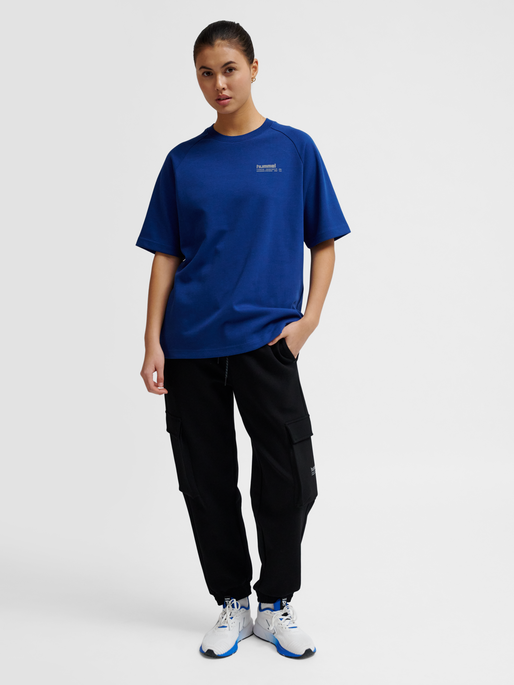 hmlTECH LOOSE T-SHIRT, ESTATE BLUE, model