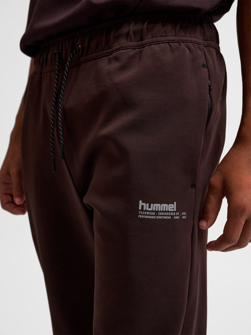 hmlTECH FLEECE REGULAR PANTS, CHOCOLATE PLUM, model