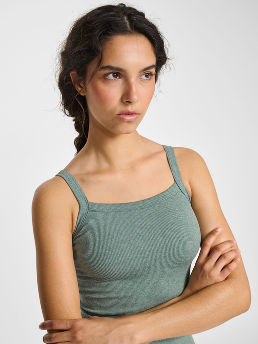 hmlYOGA SEAMLESS RIB TOP, CHINOIS GREEN MELANGE, model