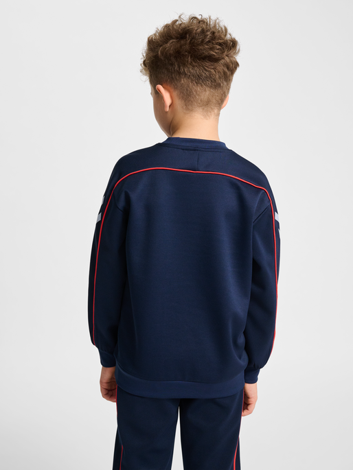 hmlJR INTERLOCK CREWNECK, DRESS BLUES, model