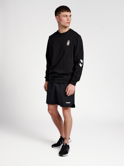 hmlLGC TRAVIS WOVEN SHORTS, BLACK, model