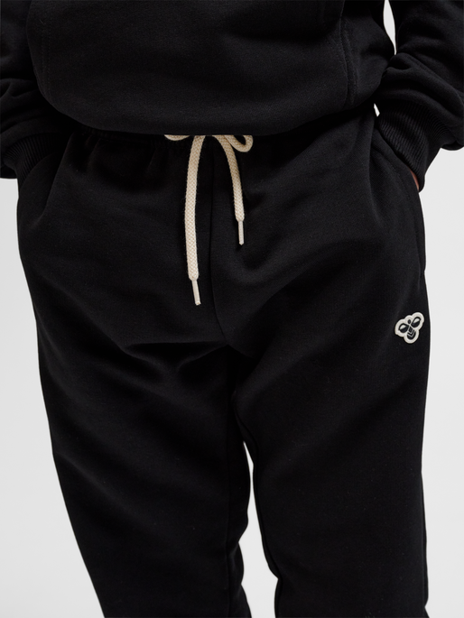hmlJR LOOSE SWEATPANTS BEE, BLACK, model