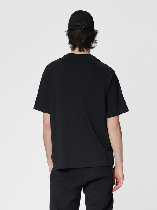 hmlTECH LOOSE TEE, BLACK, model