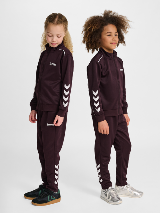 hmlJR TRACKSUIT, FUDGE, model