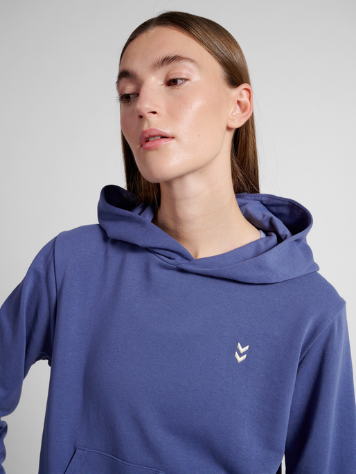 hmlPULSE W SWEAT HOODIE, BLUE INDIGO, model