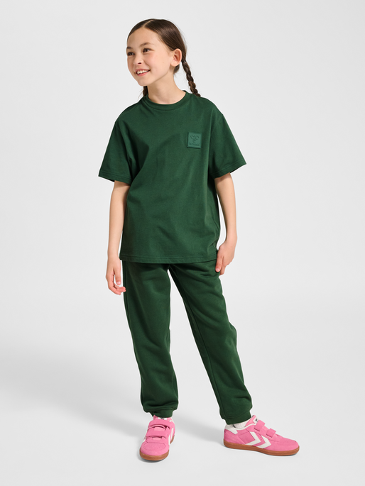 hmlCLEAN T-SHIRT S/S, DARK GREEN, model