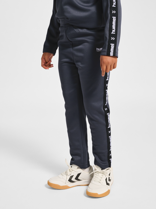 hmlJR GOAL TAPE PANTS, EBONY, model