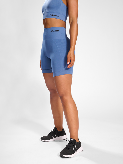hmlTIF SEAMLESS SHORTS, BLUE HORIZON, model