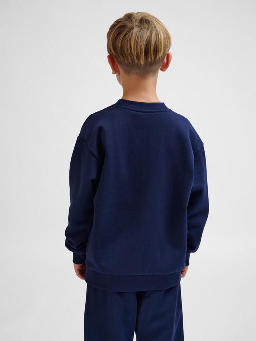hmlJR LOOSE CREWNECK BEE, DRESS BLUES, model