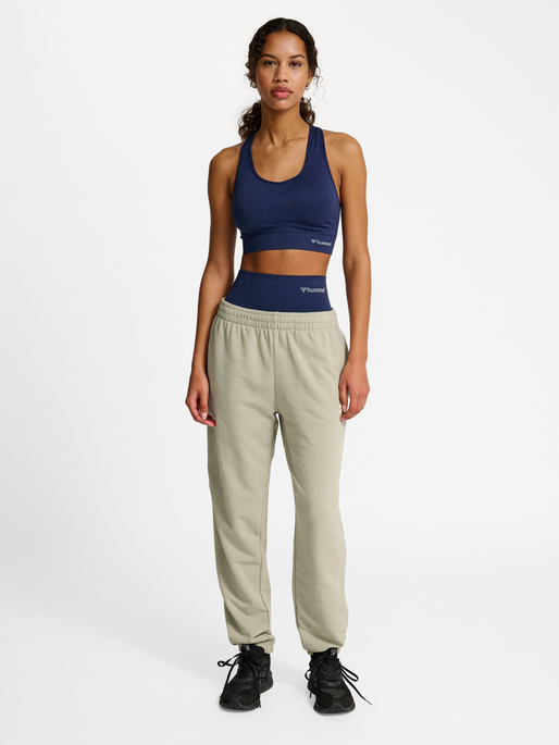 hmlPULSE W SWEAT PANTS, SEAGRASS, model