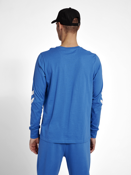 hmlLEGACY T-SHIRT L/S, 7042, model