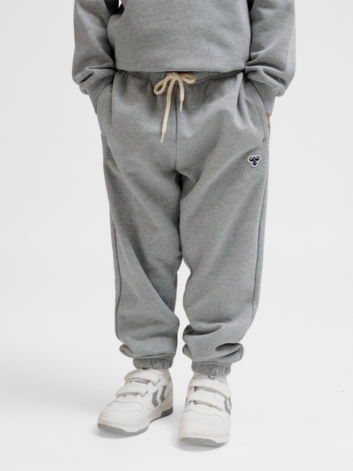 hmlJR LOOSE SWEATPANTS BEE, GREY MELANGE, model