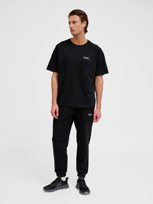 hmlTECH LOOSE T-SHIRT, BLACK, model