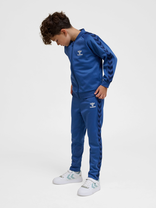 hmlNEWI ZIP JACKET, TRUE NAVY, model