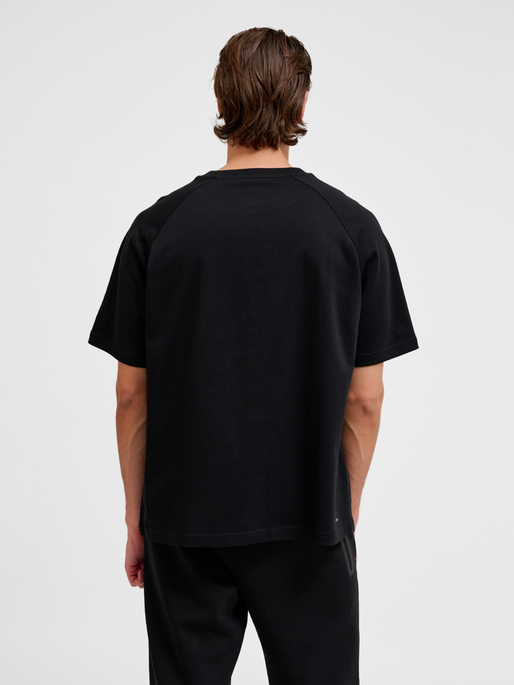 hmlTECH LOOSE T-SHIRT, BLACK, model