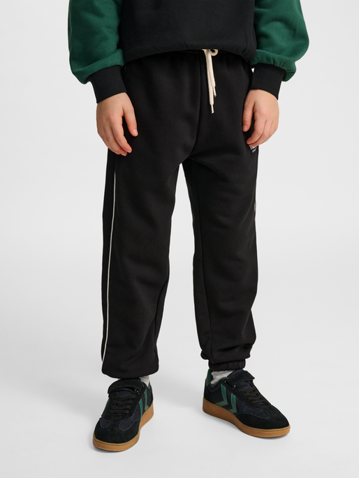 hmlJR LOOSE SWEATPANT PIPING, BLACK, model