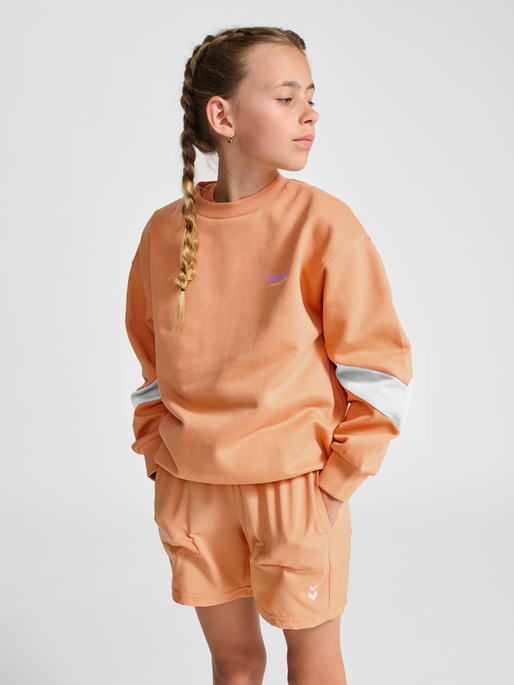 hmlJR OVERSIZED CREW SPORTSWEAR, PEACH BLOOM, model