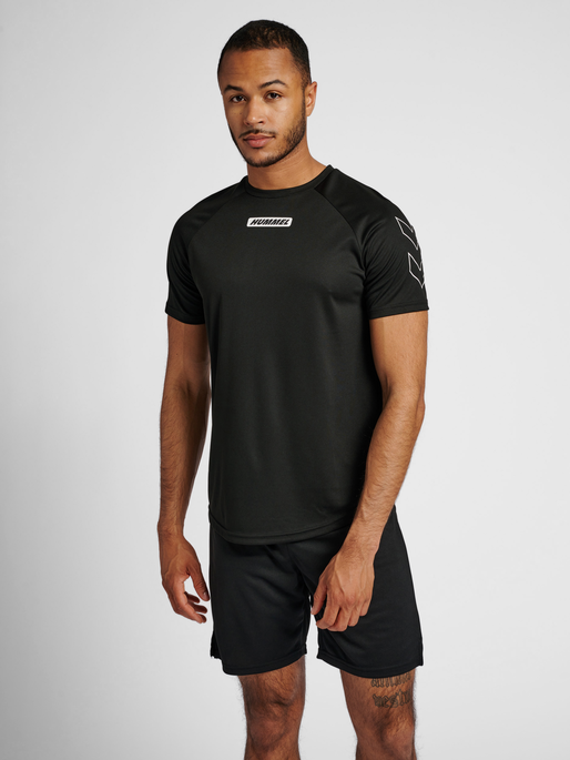 hmlTE TIHALT T-SHIRT, BLACK, model