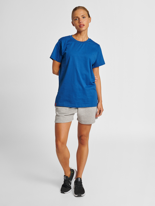 hmlRED HEAVY T-SHIRT S/S WOMAN, TRUE BLUE, model