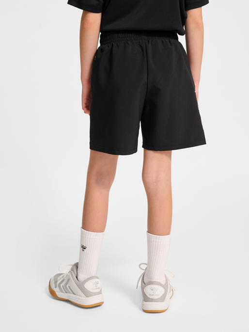 hmlJR PULSE WORKOUT SHORTS, BLACK, model