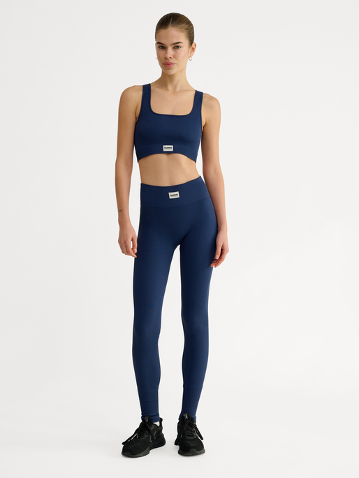 hmlPULSE SEAMLESS RIB BRA, DRESS BLUES, model