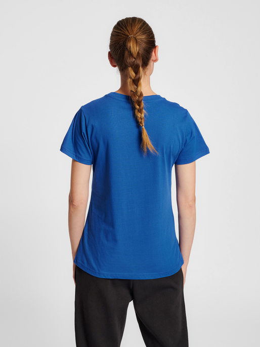 hmlRED BASIC T-SHIRT S/S WOMAN, TRUE BLUE, model