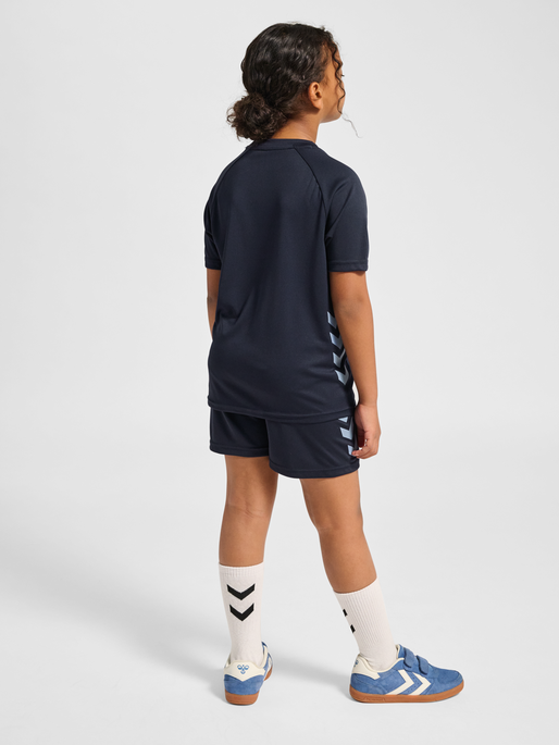 hmlPROMO KIDS SET, DARK SAPPHIRE, model