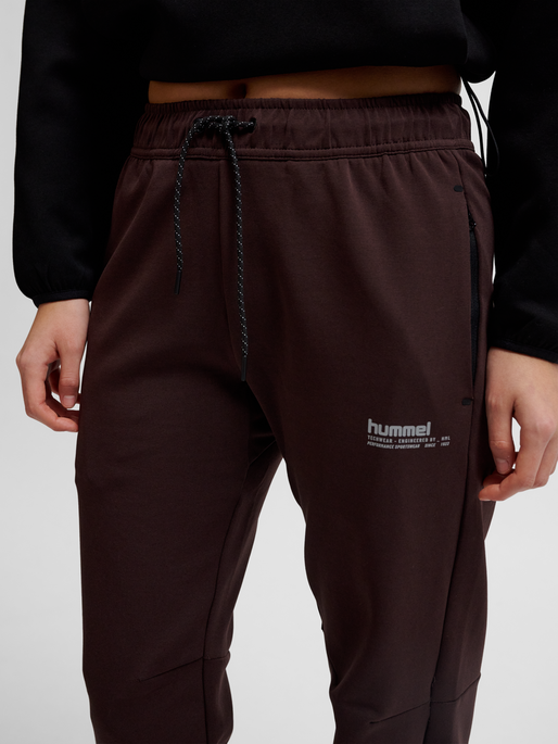 hmlTECH FLEECE REGULAR PANTS, CHOCOLATE PLUM, model