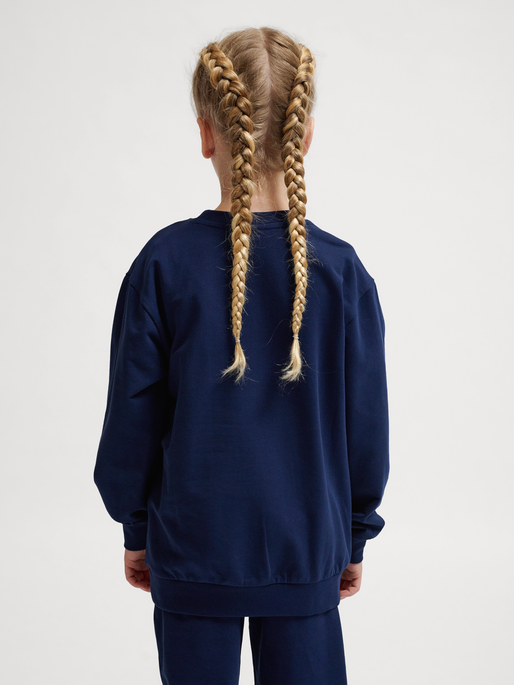 hmlTUKAS SWEATSHIRT, BLACK IRIS, model