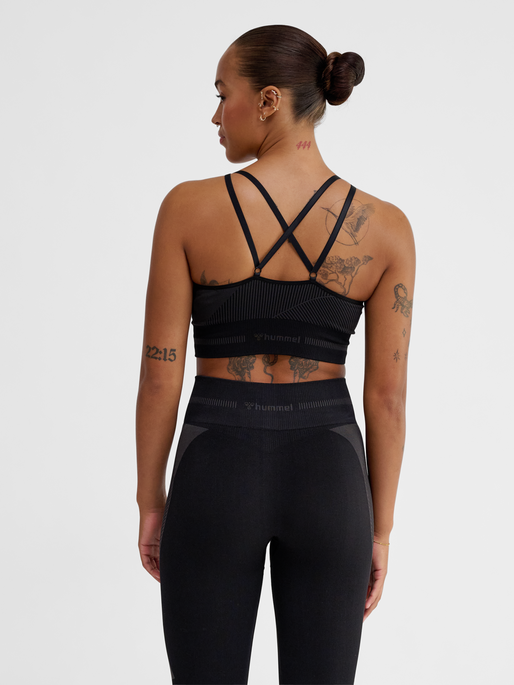 hmlUNITY SEAMLESS BRA, BLACKENED PEARL, model