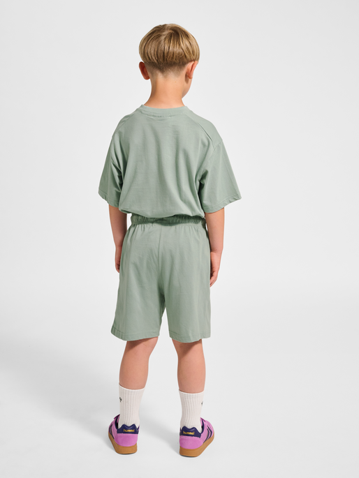 hmlJR LOOSE SET HS GRAPHIC, ICEBERG GREEN, model