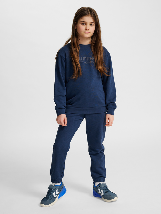 hmlJR BASE SWEATSHIRT, DRESS BLUES, model