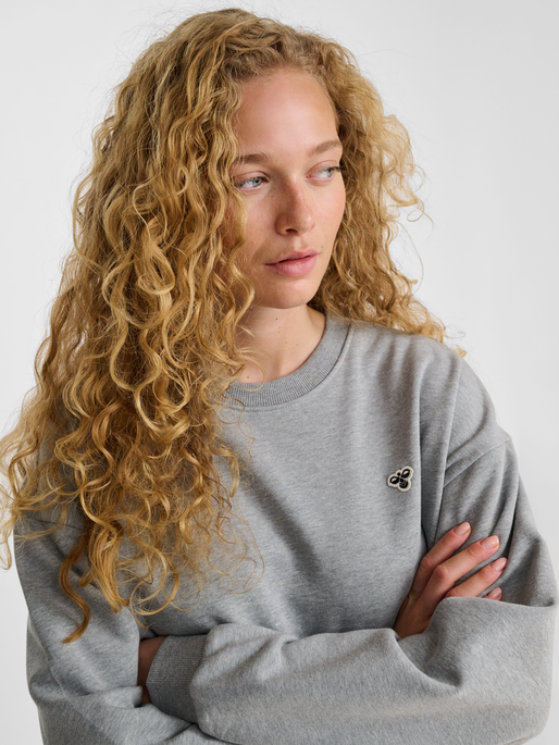 hmlLOOSE CREWNECK BEE, GREY MELANGE, model
