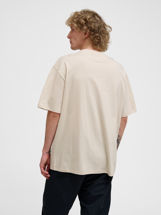 hmlLOOSE T-SHIRT BEE S/S, FOG, model