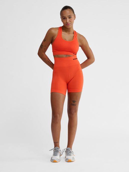 hmlTIF SEAMLESS SHORTS, TANGERINE TANGO, model