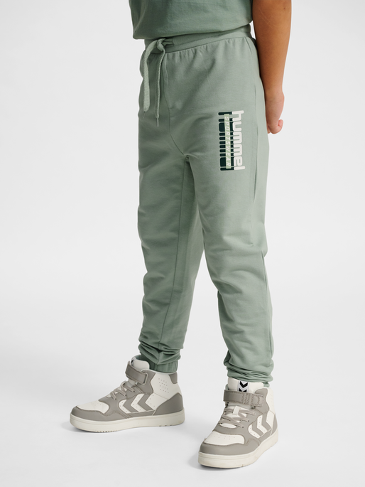 hmlTUKAS PANTS, ICEBERG GREEN, model