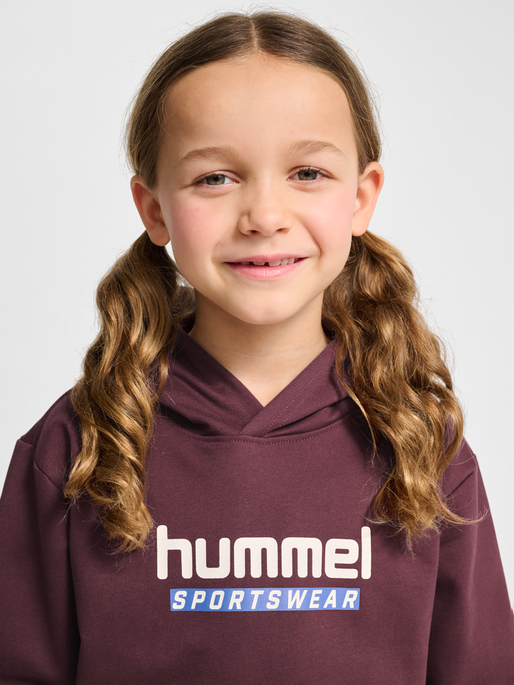 hmlJR LOGO HOODIE, VINEYARD WINE, model