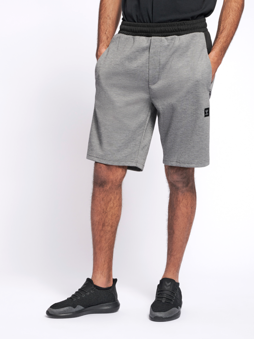 hmlTROPPER SHORTS, GREY MELANGE, model