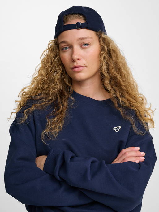 hmlLOOSE CREWNECK BEE, DRESS BLUES, model