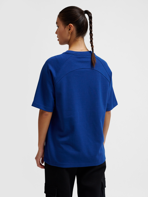 hmlTECH LOOSE T-SHIRT, ESTATE BLUE, model
