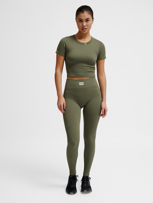 hmlPULSE SEAMLESS RIB W T-SHIRT S/S, DUSTY OLIVE, model
