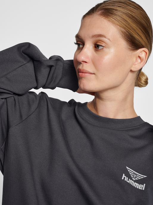 hmlLGC LOYALTY SWEATSHIRT, 2033, model