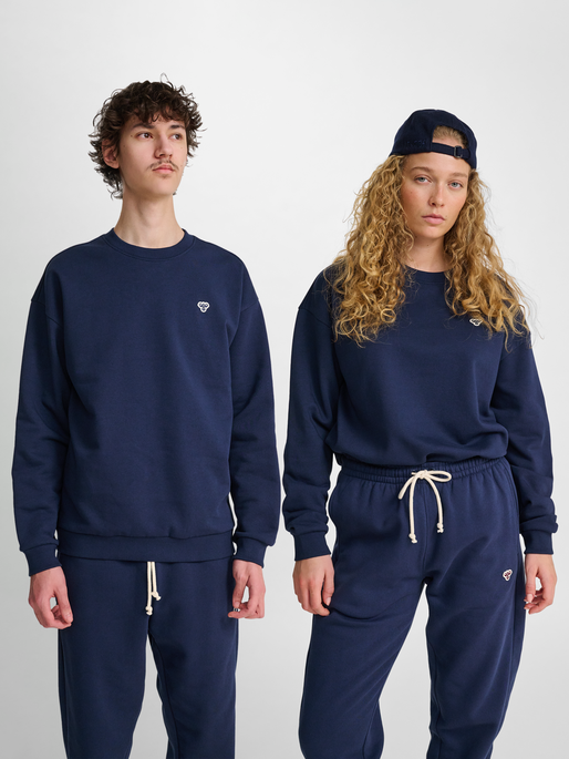 hmlLOOSE CREWNECK BEE, DRESS BLUES, model
