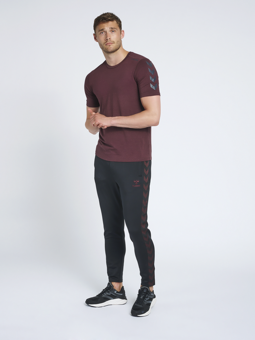 hmlMACE T-SHIRT, FUDGE, model