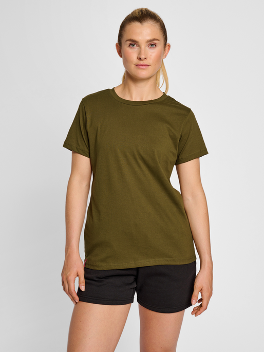 hmlRED HEAVY T-SHIRT S/S WOMAN, DARK OLIVE, model