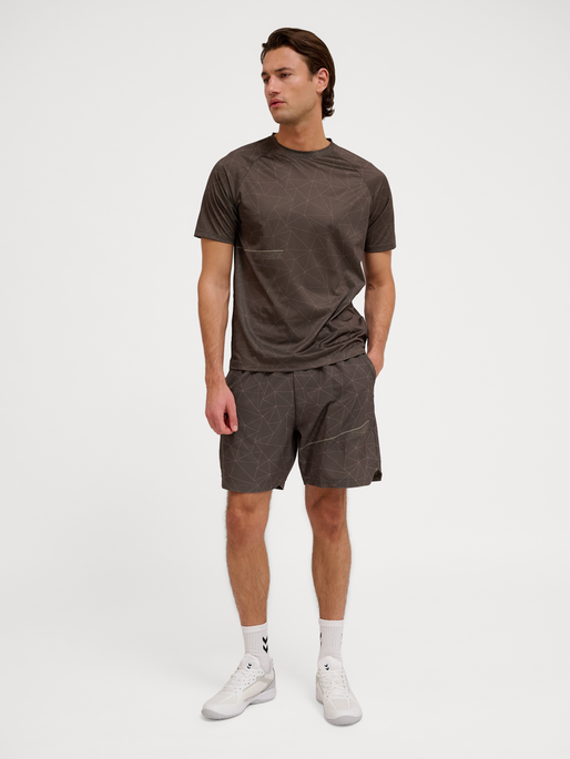 hmlCOURT AOP POCKET SHORTS, TURKISH COFFEE, model