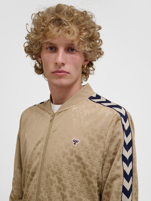 hmlARCHIVE REGULAR POLY JACKET AOP, CORNSTALK, model