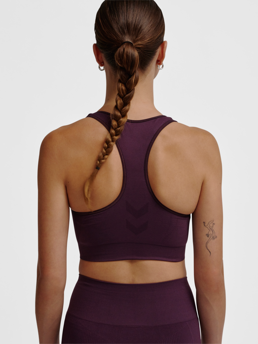 hmlTIF SEAMLESS SPORTS TOP, PLUM PERFECT, model