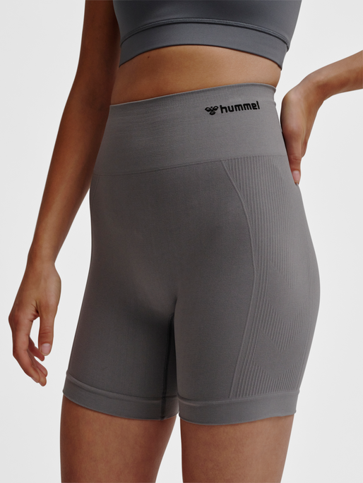 hmlTIF SEAMLESS SHORTS, QUIET SHADE, model
